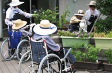 利用者様とお花や野菜を育てる当施設のイメージ